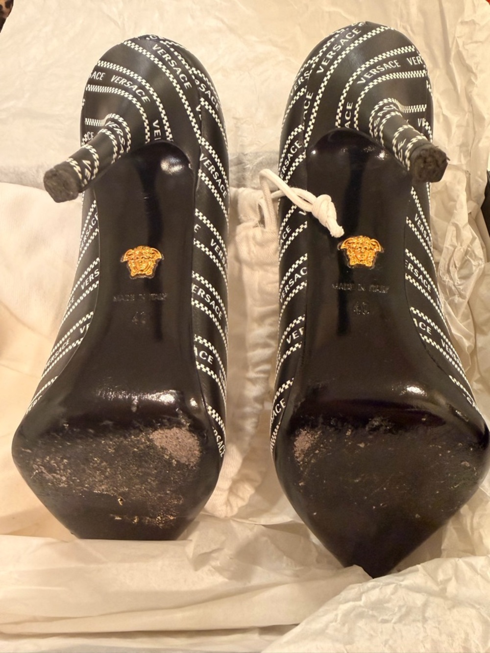 Great condition Versace black and white tribute logo heels - Picture 8 of 10